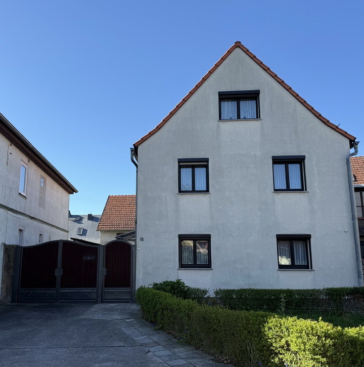 Thumbnail-Einfamilienhaus mit großem Nebengelass