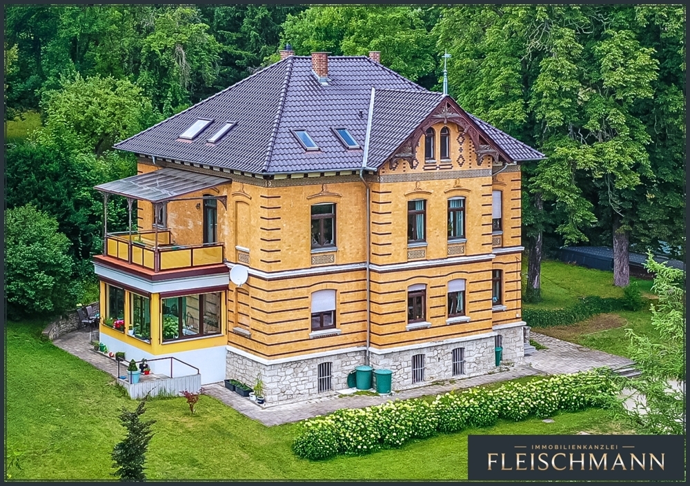 Thumbnail-Exklusives Zweifamilienhaus in Pößneck: Eine Synthese aus Historie und Moderne