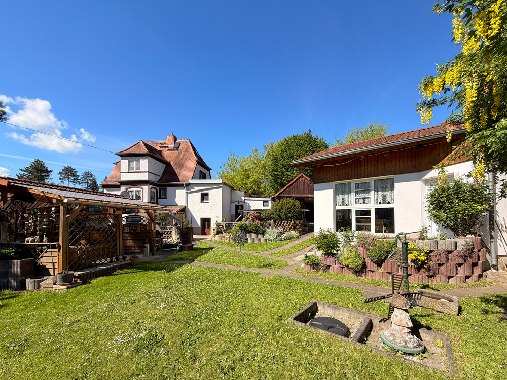 Thumbnail-Einfamilienhaus mit Poolhaus, Wintergarten, Nebengebäuden und viel Grundstück!