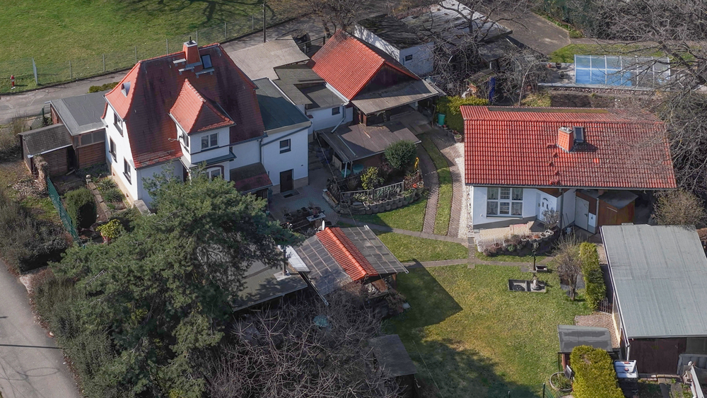 Thumbnail-Einfamilienhaus mit Poolhaus, Nebengebäuden und viel Garten!