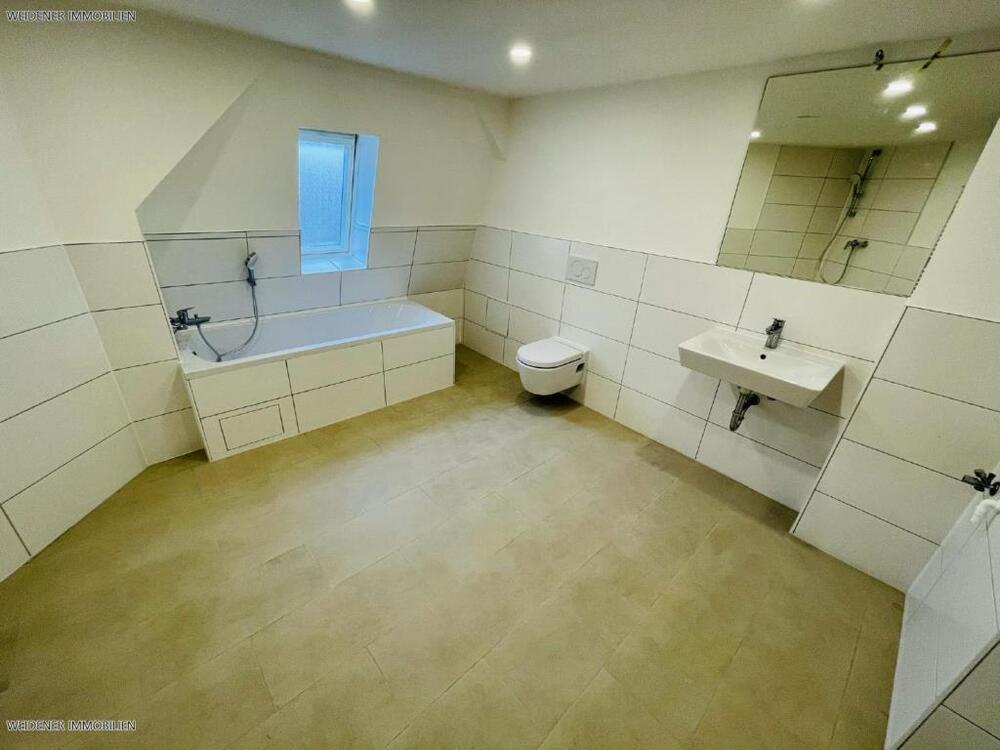 Thumbnail-**Ihr neues Zuhause wartet: 4-Raum-Wohnung mit Komfort-Badezimmer und großzügigem Wohnambiente!**