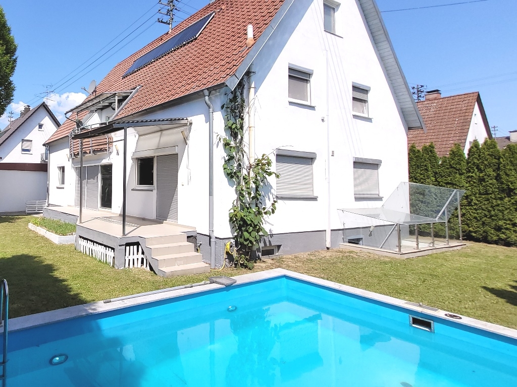 Thumbnail-Wohntraum in Augsburg-Bärenkeller Ein- oder Zweifamilienhaus mit Pool