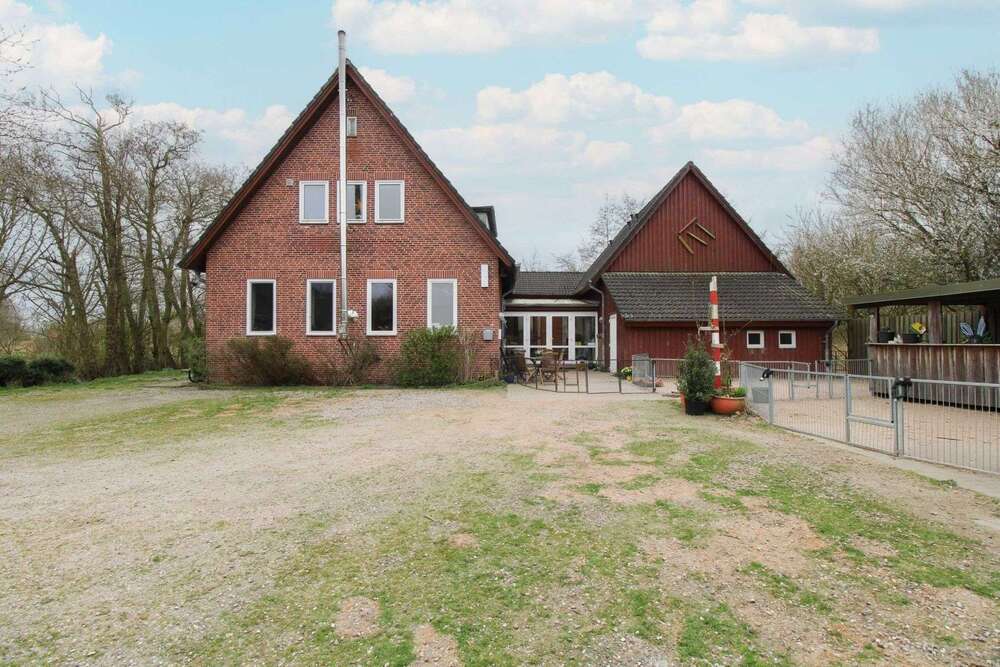 Thumbnail-Haus zum Kaufen in Neukirchen 398.000,00 € 279.57 m²