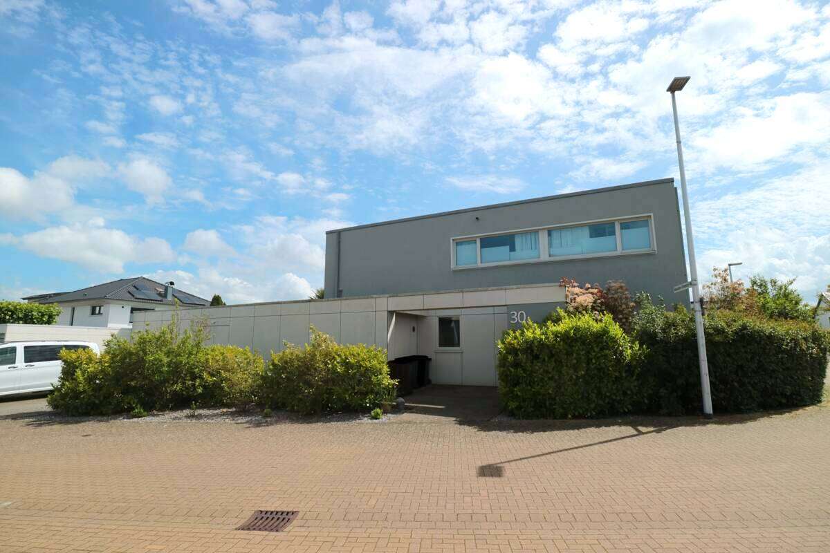 Thumbnail-Haus zum Mieten in Dormagen 2.400,00 € 207 m²