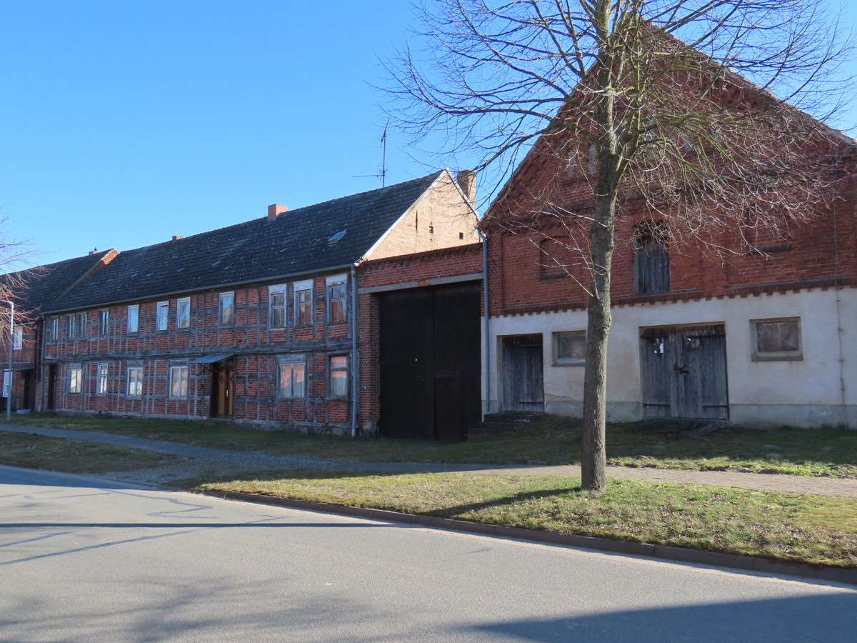 Thumbnail-Haus zum Kaufen in Osterburg OT Polkau 73.000,00 € 250 m²