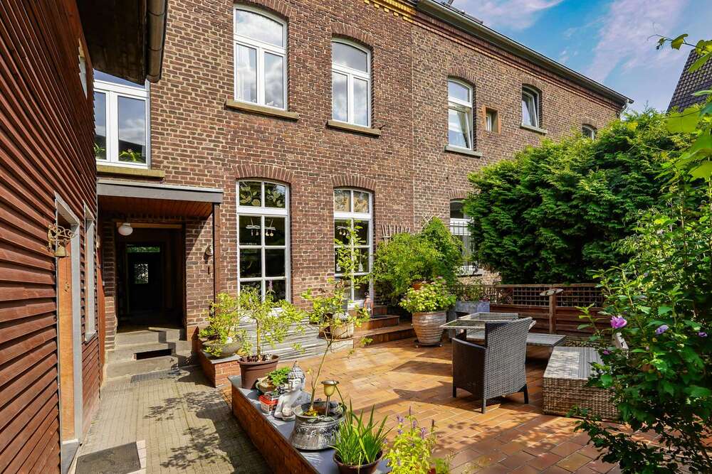 Thumbnail-Haus zum Kaufen in Düsseldorf 1.490.000,00 € 262 m²
