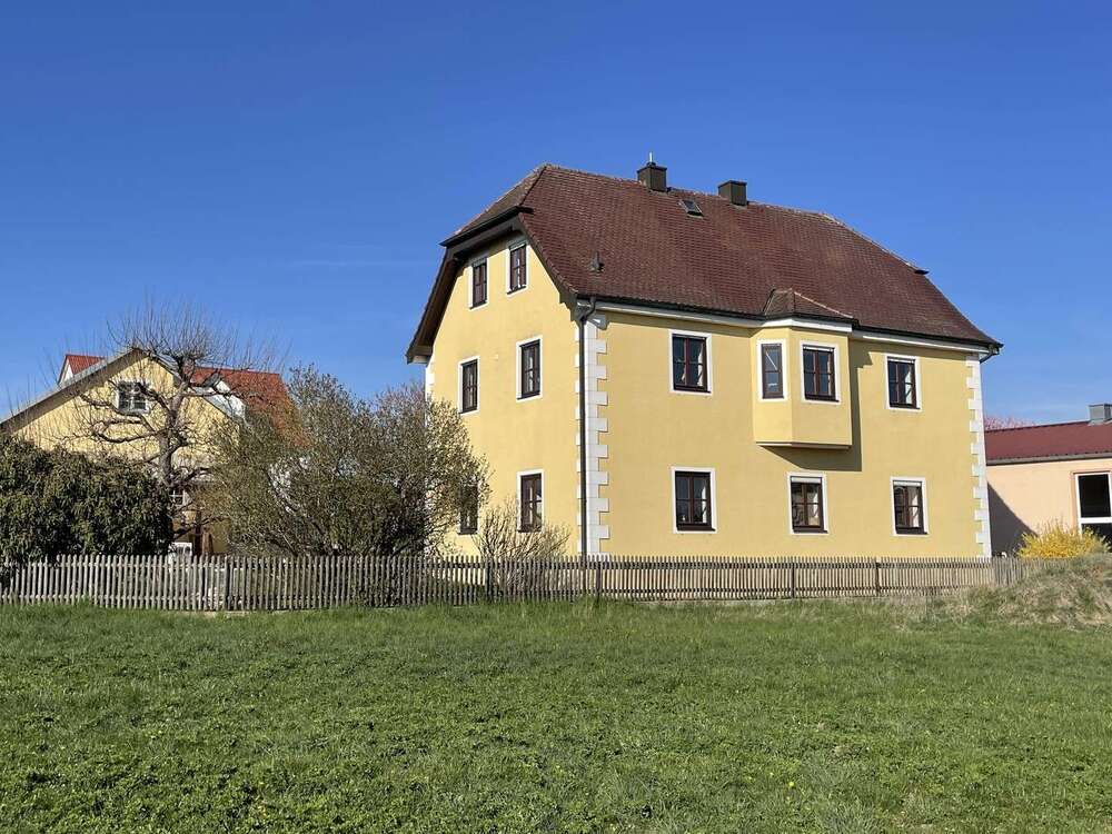 Thumbnail-Wohnung zum Mieten in Regenstauf 1.250,00 € 141 m²
