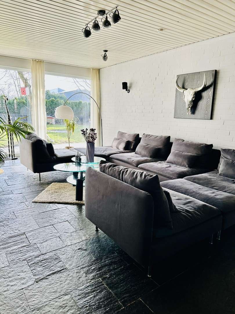 Thumbnail-Wohnung zum Mieten in Isernhagen-Kirchhorst 2.500,00 € 255 m²