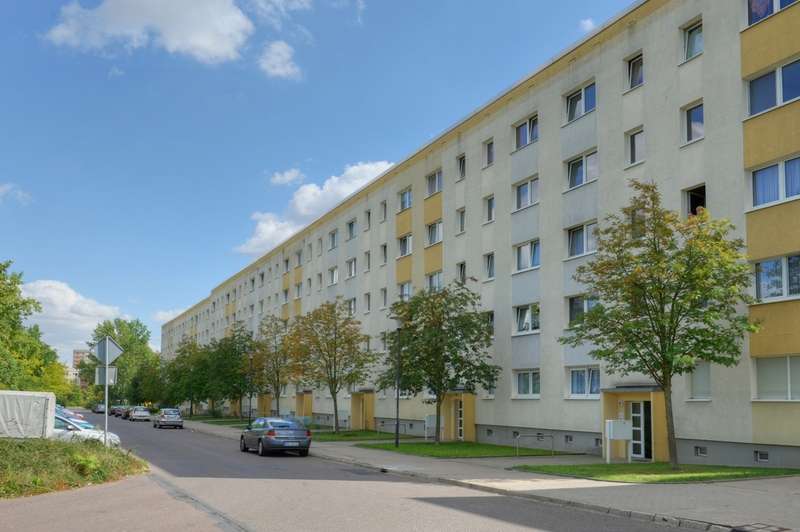 Thumbnail-Wohnung zum Mieten in Halle 345,00 € 56.98 m²