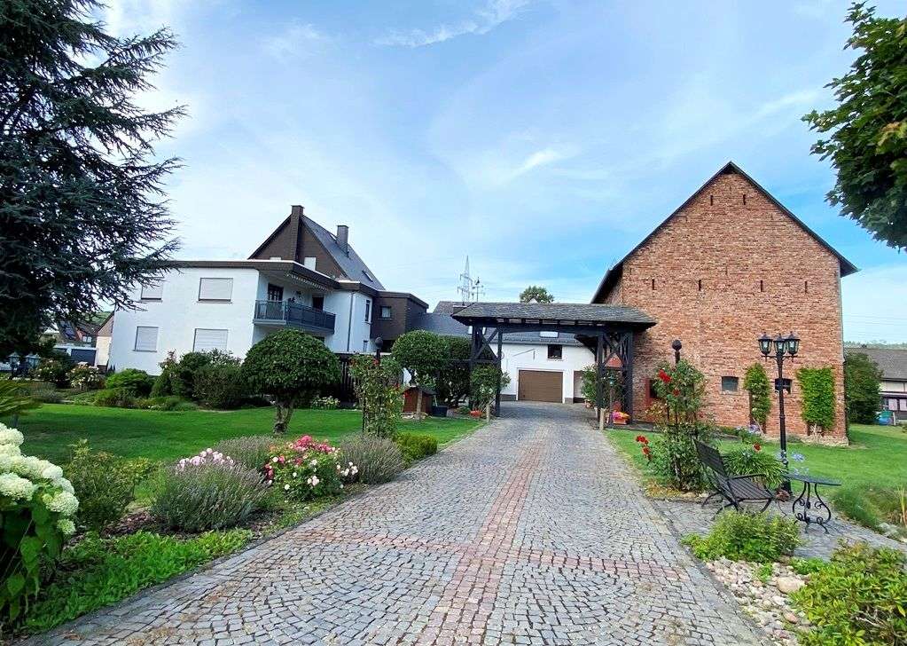 Thumbnail-Haus zum Kaufen in Ehringshausen 580.000,00 € 249 m²