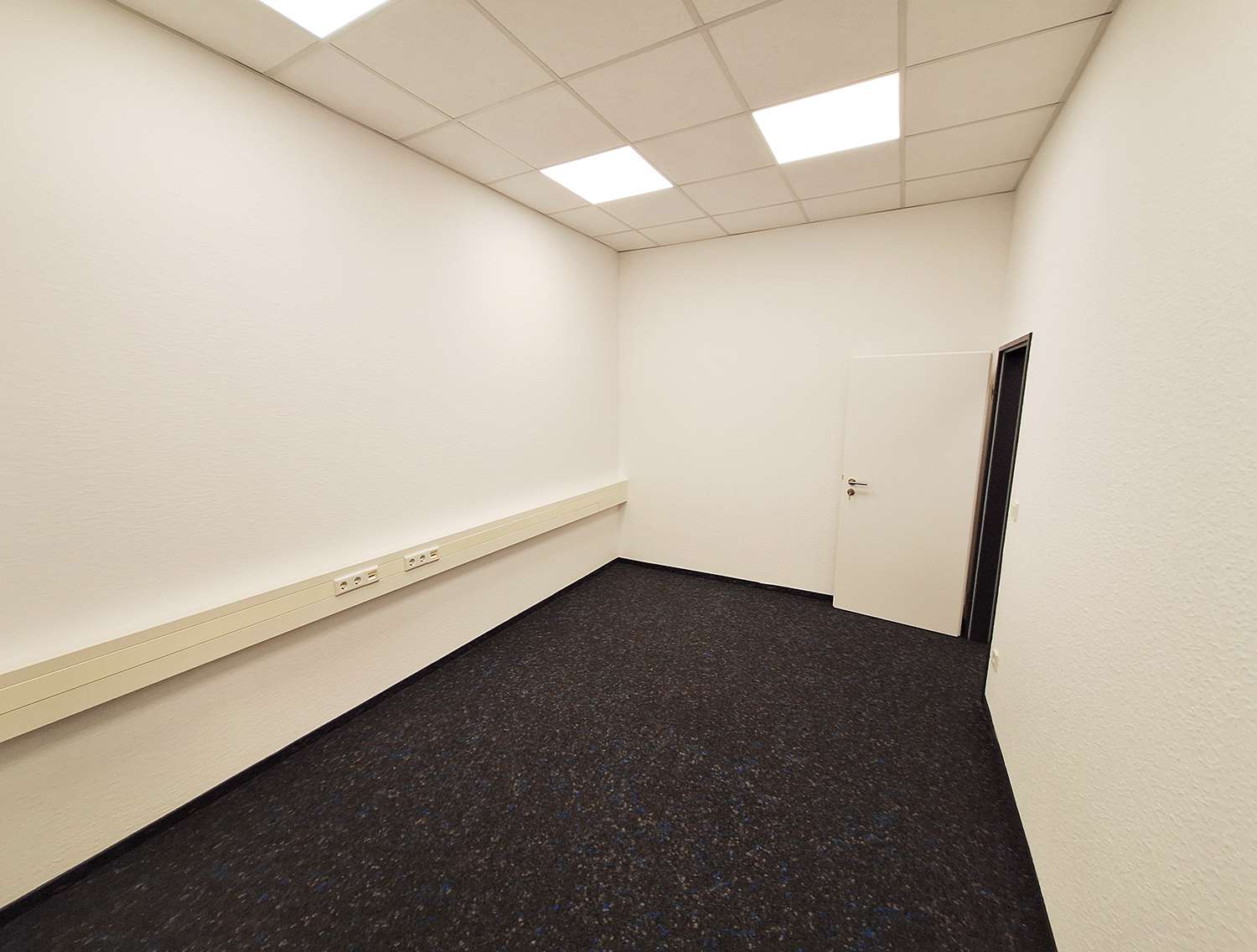Thumbnail-Halle in Köln 289,00 € 13.56 m²