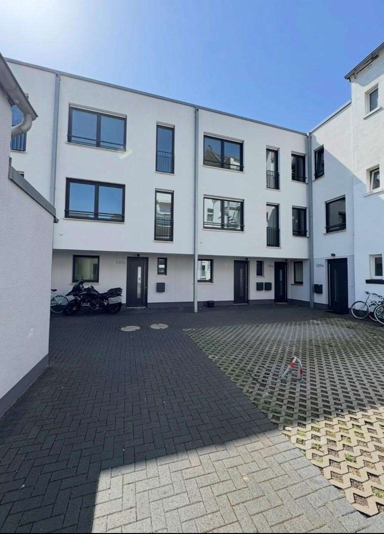Thumbnail-Haus zum Mieten in Düsseldorf 2.950,00 € 150 m²