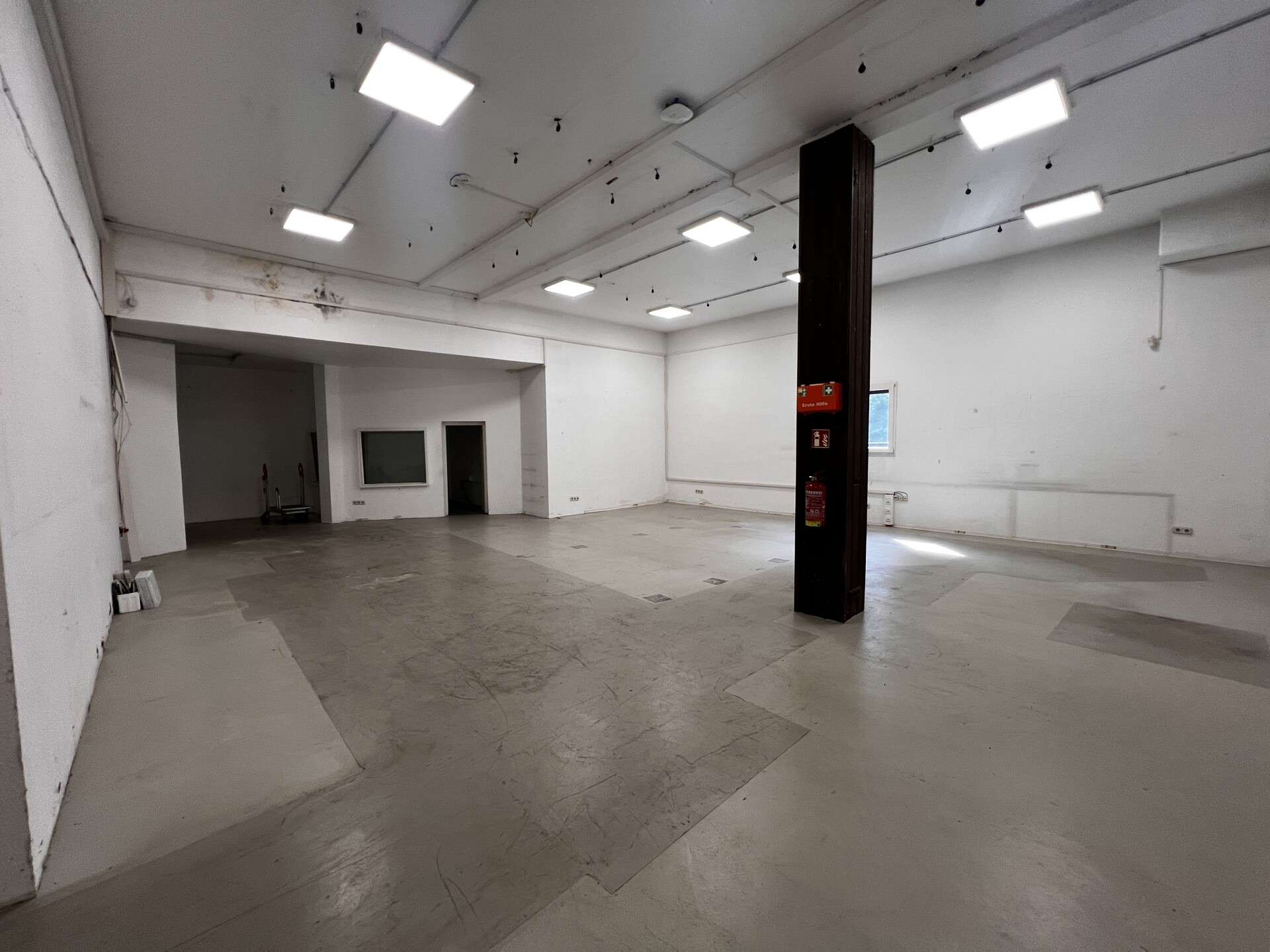 Thumbnail-Halle in Friedrichsdorf 1.470,00 € 146.8 m²