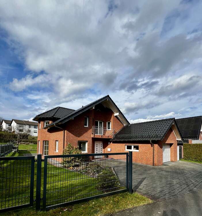 Thumbnail-Haus zum Mieten in Waldbröl 1.689,00 € 145 m²