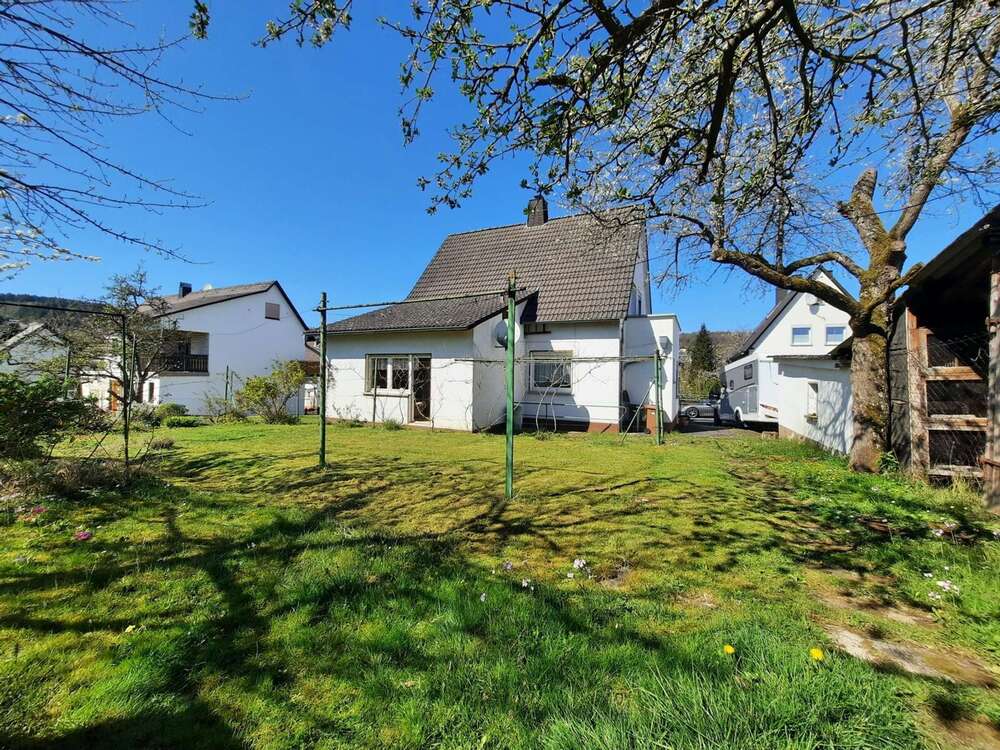 Thumbnail-Haus zum Kaufen in Weilburg-Kirschhofen 170.000,00 € 145 m²