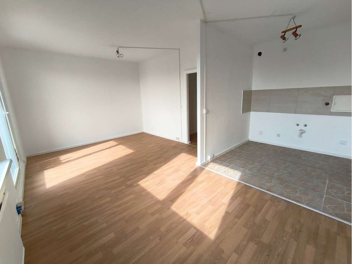 Thumbnail-Wohnung zum Mieten in Halle 342,00 € 56.02 m²