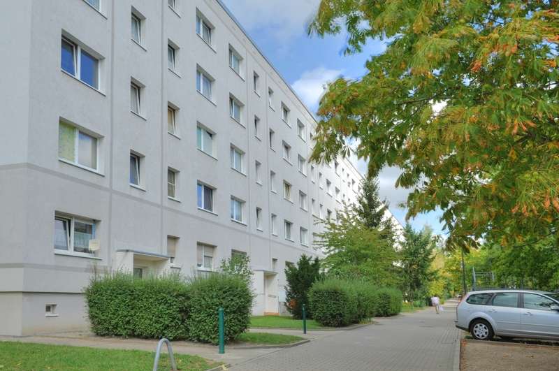 Thumbnail-Wohnung zum Mieten in Halle 342,00 € 56.98 m²