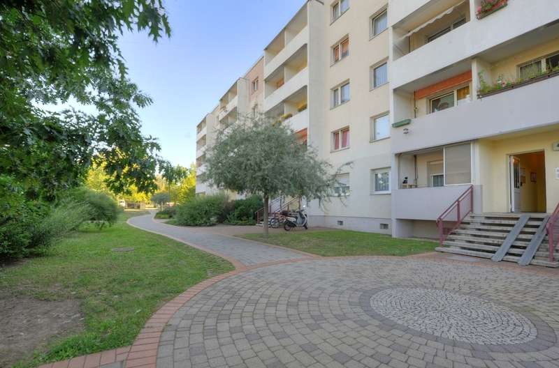 Thumbnail-Wohnung zum Mieten in Halle 371,28 € 57.12 m²