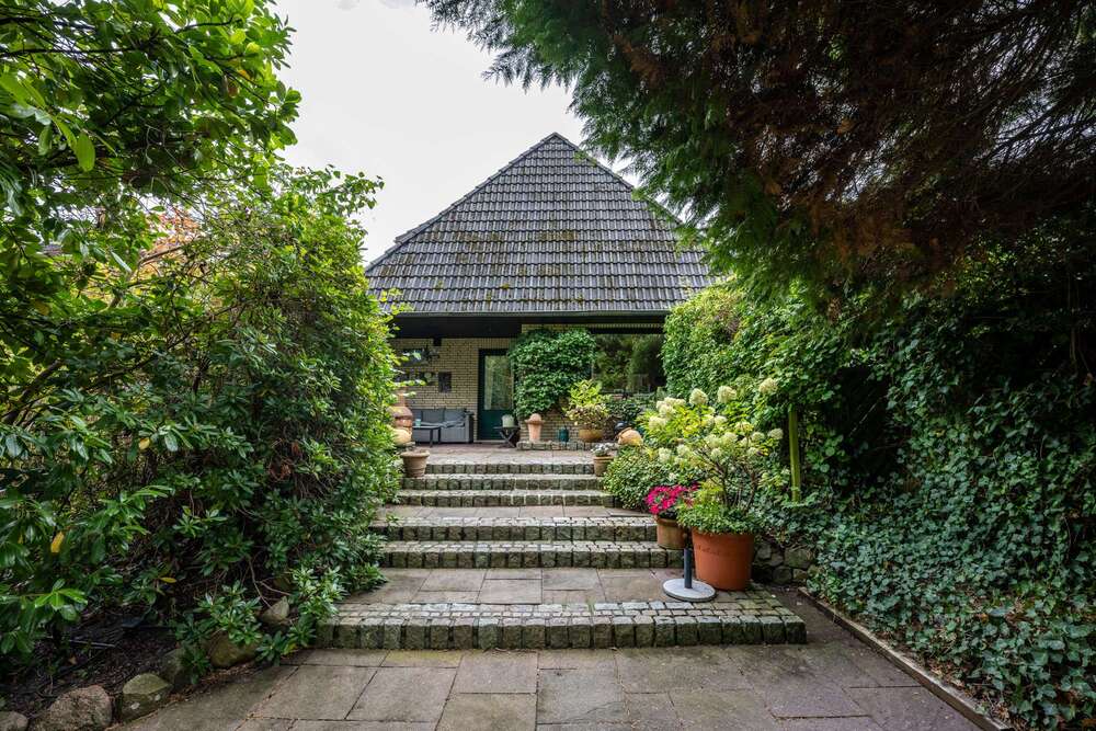 Thumbnail-Haus zum Kaufen in Hamburg Wellingsbüttel 920.000,00 € 163 m²