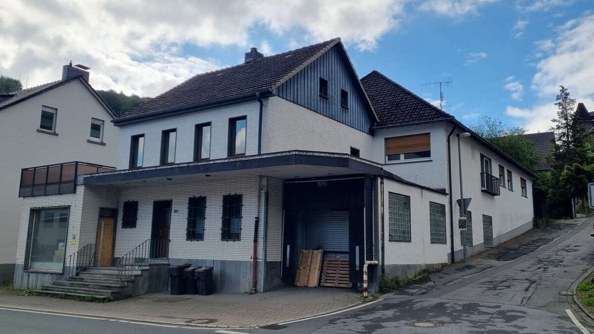 Thumbnail-Haus zum Kaufen in Altena Altroggenrahmede 249.000,00 € 305 m²