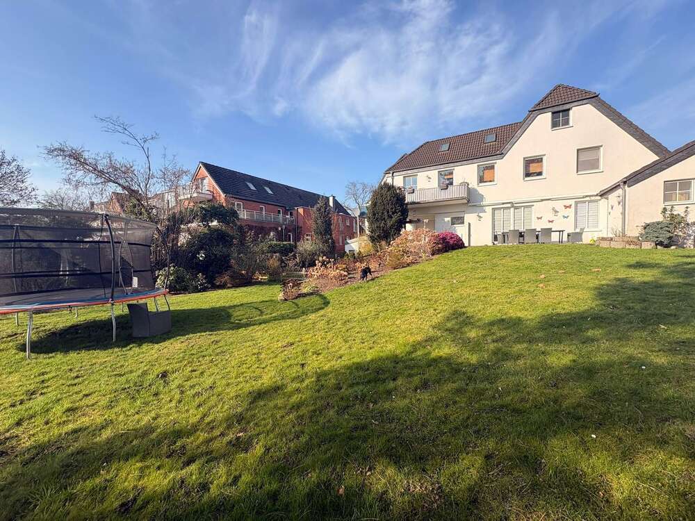 Thumbnail-Haus zum Mieten in Krefeld 2.500,00 € 220 m²