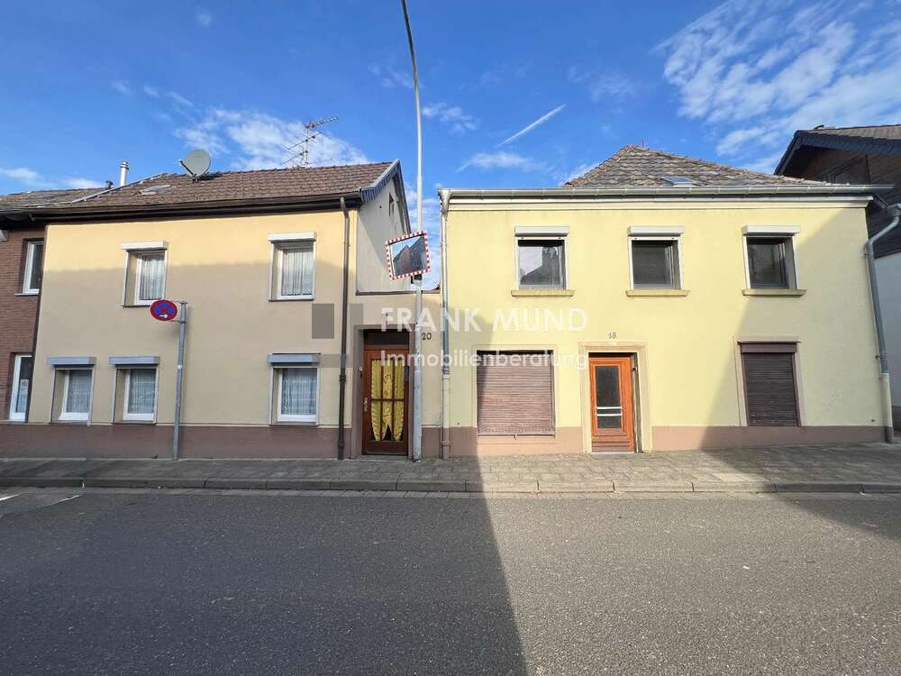 Thumbnail-Haus zum Kaufen in Mönchengladbach-Wickrathberg 270.000,00 € 200 m²