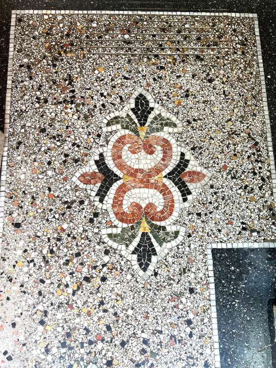 Thumbnail-Haus zum Kaufen in Frankfurt 960.000,00 € 300 m²