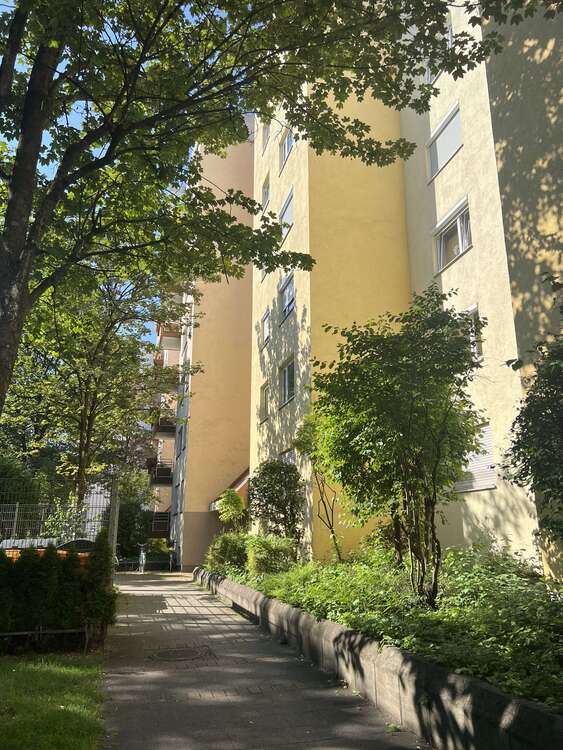 Thumbnail-Wohnung zum Mieten in Augsburg 1.350,00 € 106.36 m²