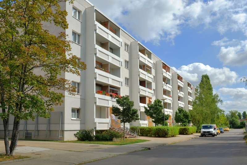 Thumbnail-Wohnung zum Mieten in Halle 342,00 € 56.98 m²