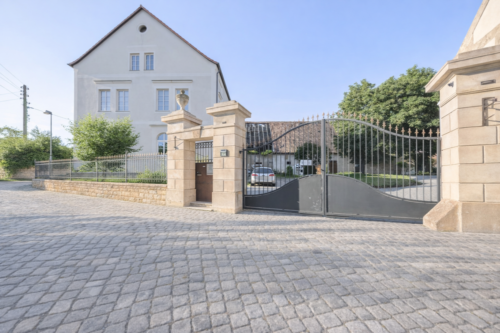 Thumbnail-Haus zum Kaufen in Zeitz 150.000,00 € 300 m²