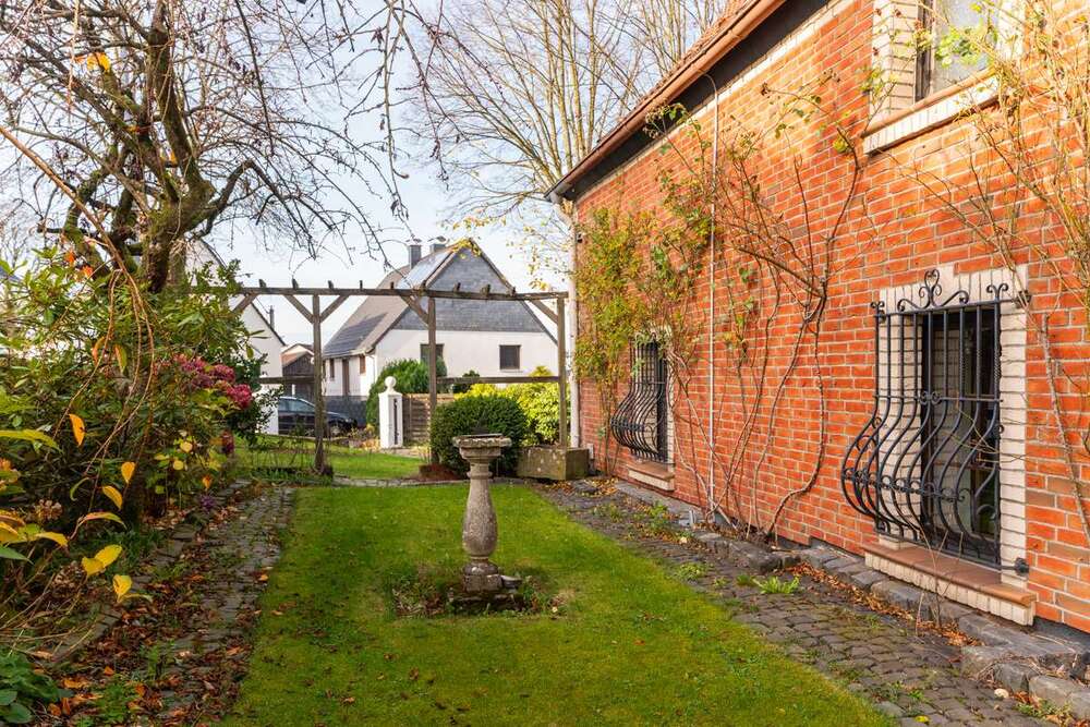 Thumbnail-Haus zum Kaufen in Schalksmühle 380.000,00 € 297.57 m²