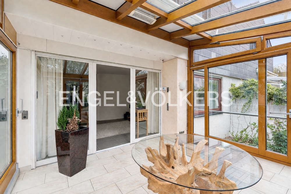Thumbnail-Haus zum Mieten in Schwalbach am Taunus 3.300,00 € 195 m²