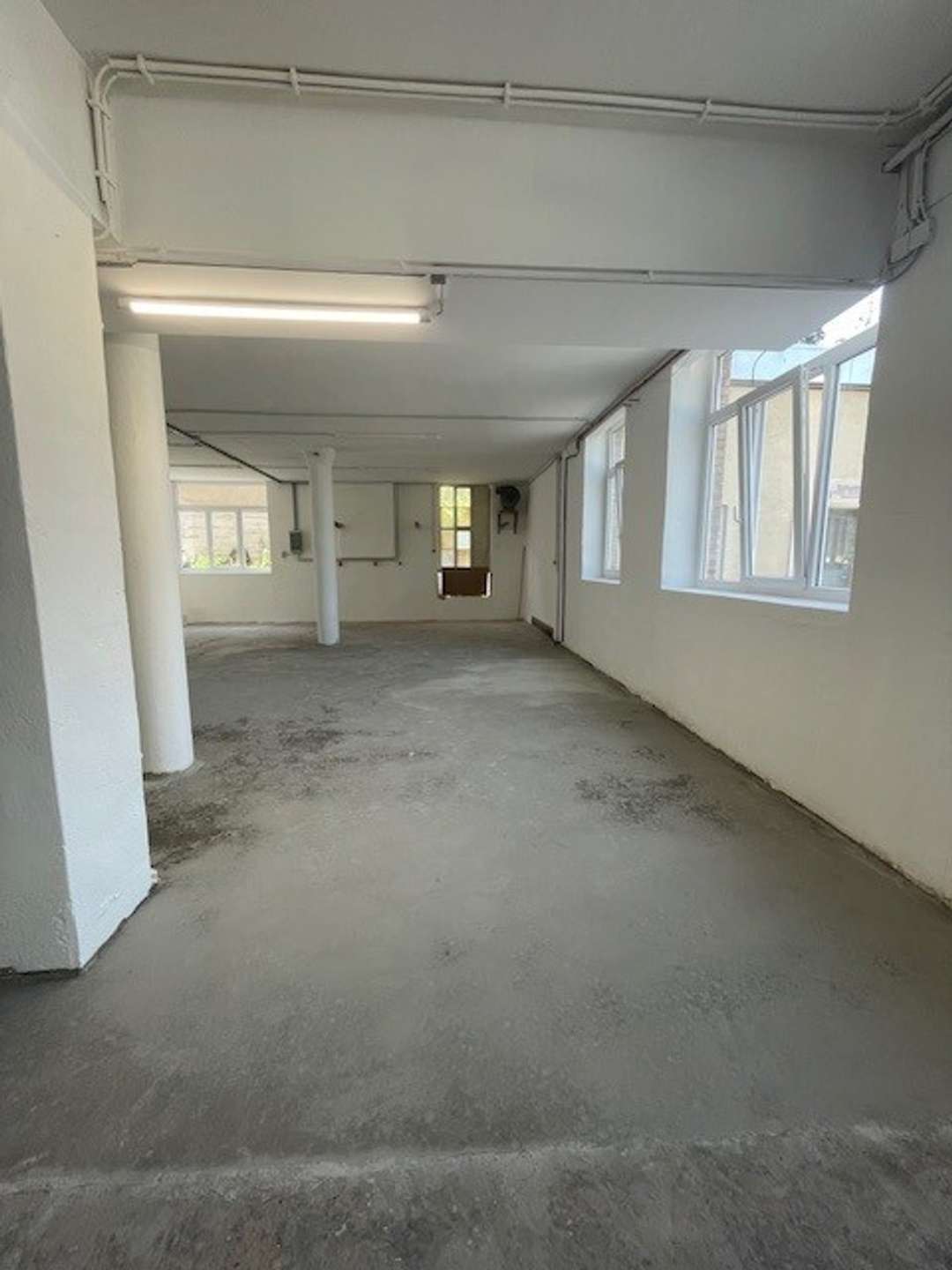 Thumbnail-Halle in Stuttgart 2.000,00 € 180 m²
