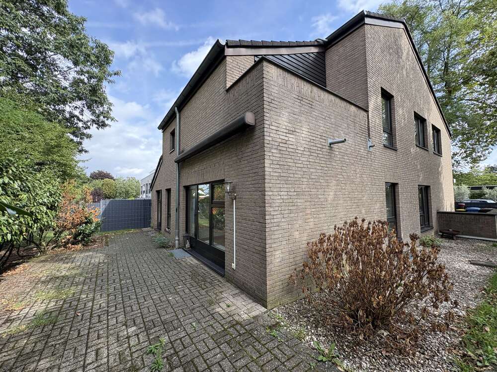 Thumbnail-Haus zum Mieten in Meerbusch 1.900,00 € 174 m²