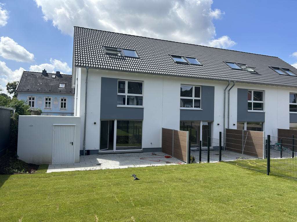 Thumbnail-Haus zum Mieten in Langenfeld-Reusrath 2.425,00 € 137 m²