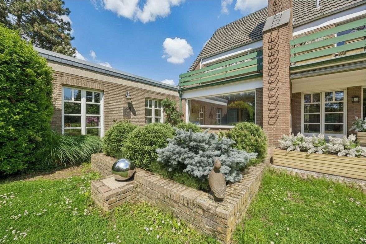 Thumbnail-Haus zum Kaufen in Neuss-Helpenstein 820.000,00 € 260 m²