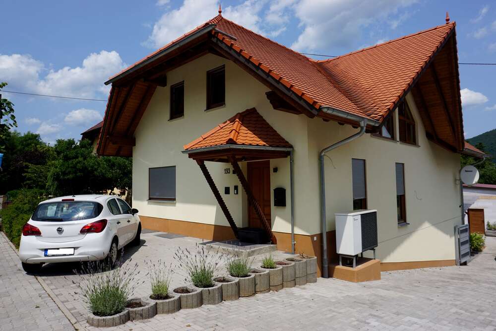 Thumbnail-Haus zum Mieten in Albersweiler 1.600,00 € 181.94 m²