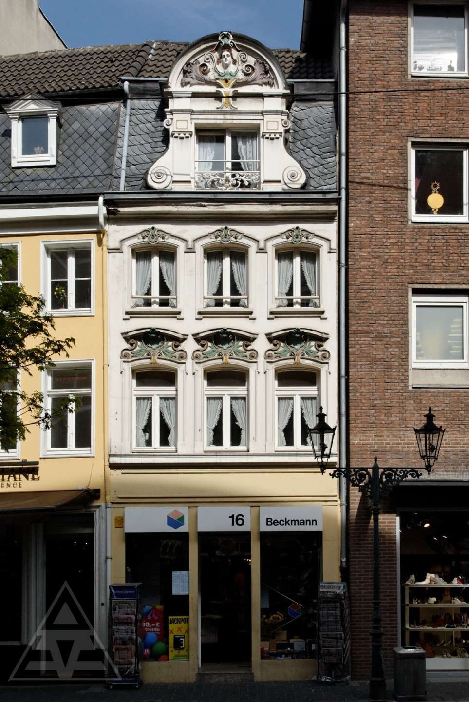 Thumbnail-Haus zum Kaufen in Düsseldorf 1.190.000,00 € 220 m²