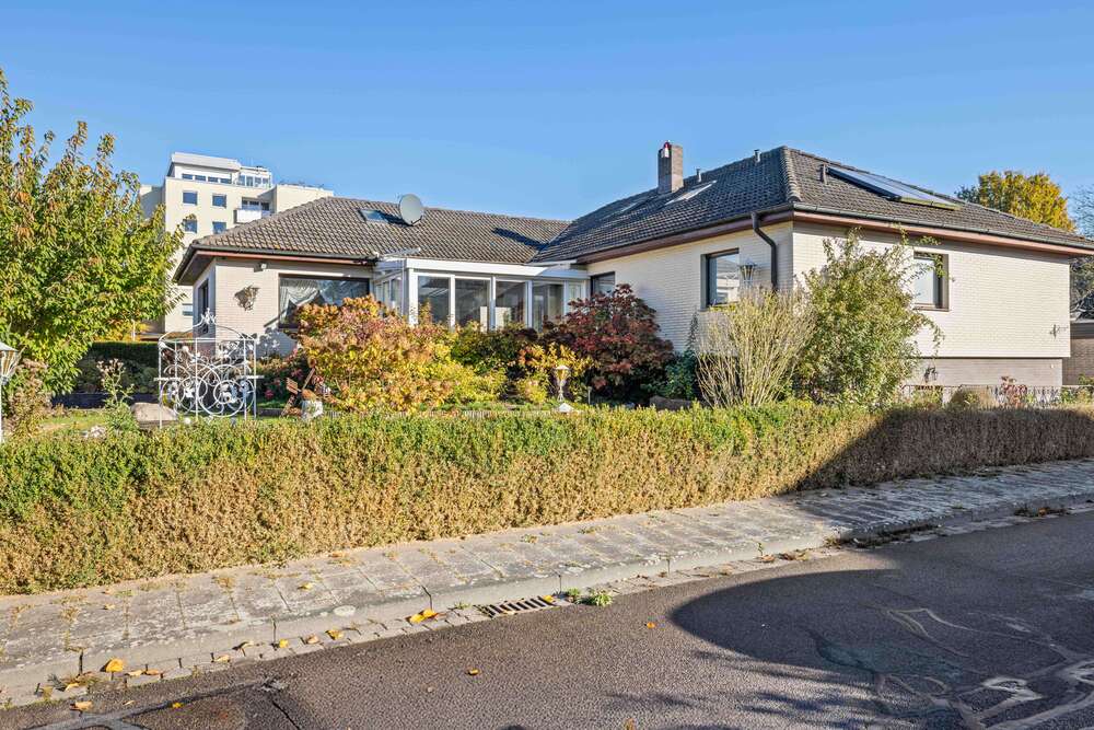 Thumbnail-Haus zum Kaufen in Sarstedt 842.000,00 € 327.14 m²