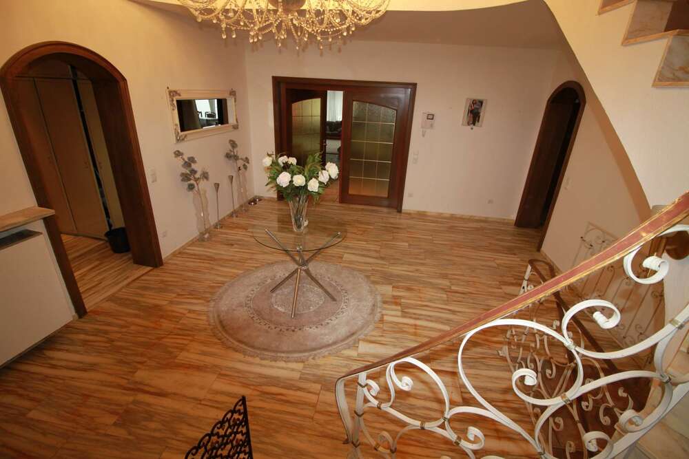 Thumbnail-Haus zum Kaufen in Neukeferloh 1.790.000,00 € 490 m²