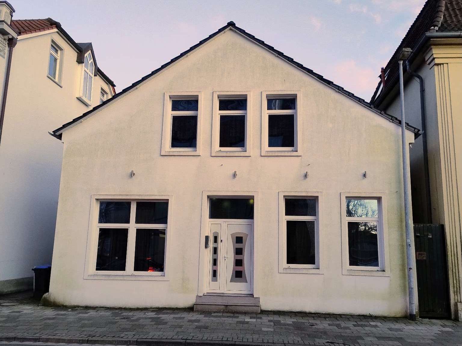 Thumbnail-Haus zum Kaufen in Varel 380.000,00 € 230 m²