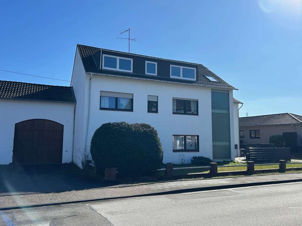 Thumbnail-Wohnung zum Kaufen in Korschenbroich 210.000,00 € 105.89 m²