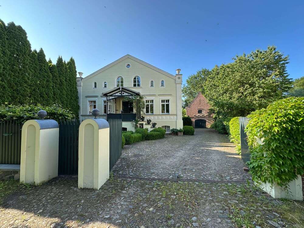 Thumbnail-Haus zum Kaufen in WusterhausenDosse 1.450.000,00 € 189.16 m²