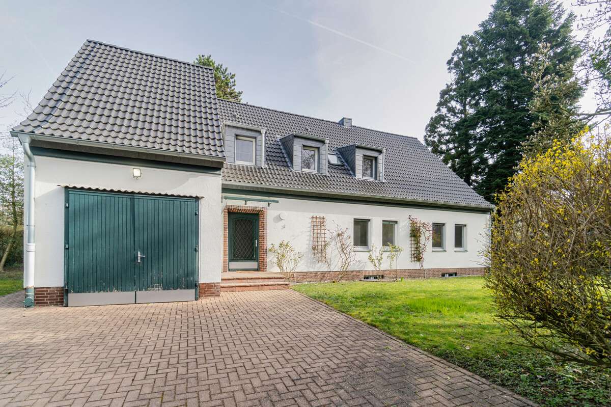 Thumbnail-Haus zum Mieten in Düsseldorf Angermund 3.600,00 € 232 m²