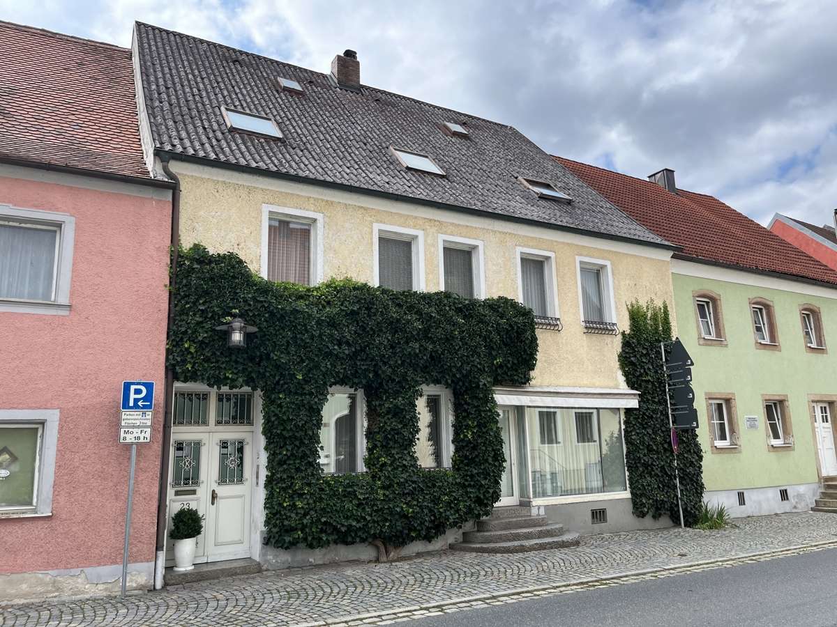 Thumbnail-Haus zum Kaufen in Luhe-Wildenau 220.000,00 € 202 m²