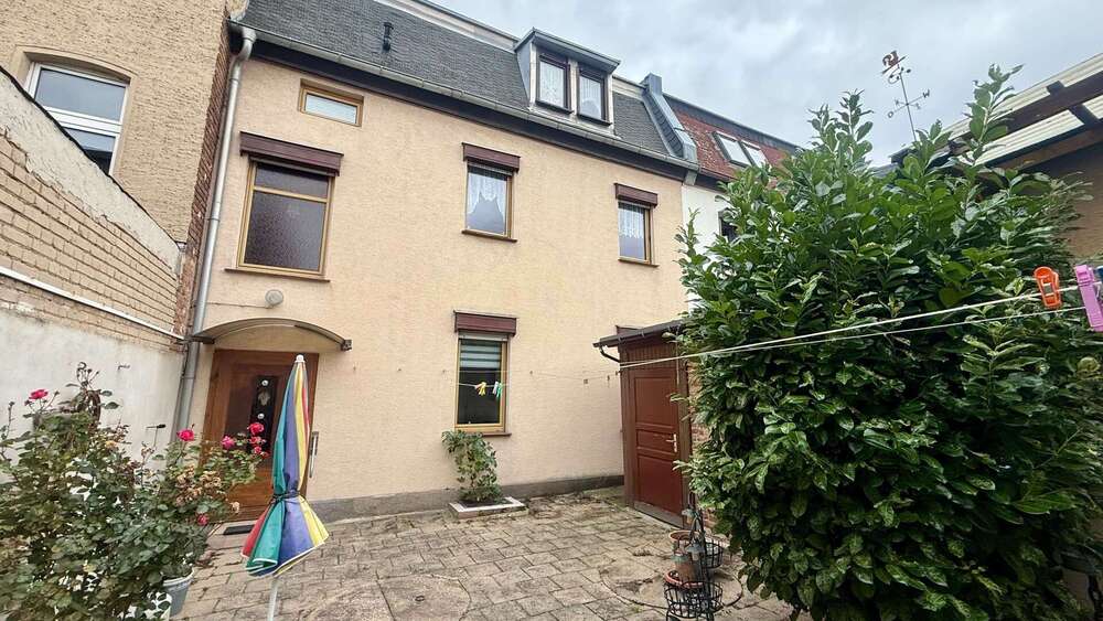 Thumbnail-Haus zum Kaufen in Güsten 120.000,00 € 175 m²