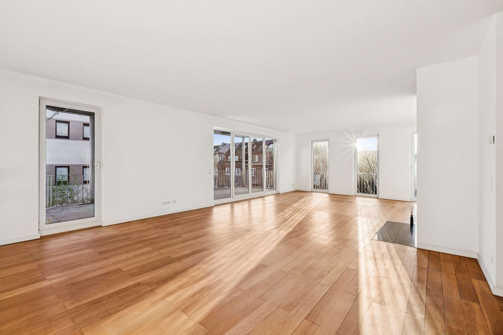 Thumbnail-Wohnung zum Kaufen in Düsseldorf - Oberkassel 1.890.000,00 € 187 m²