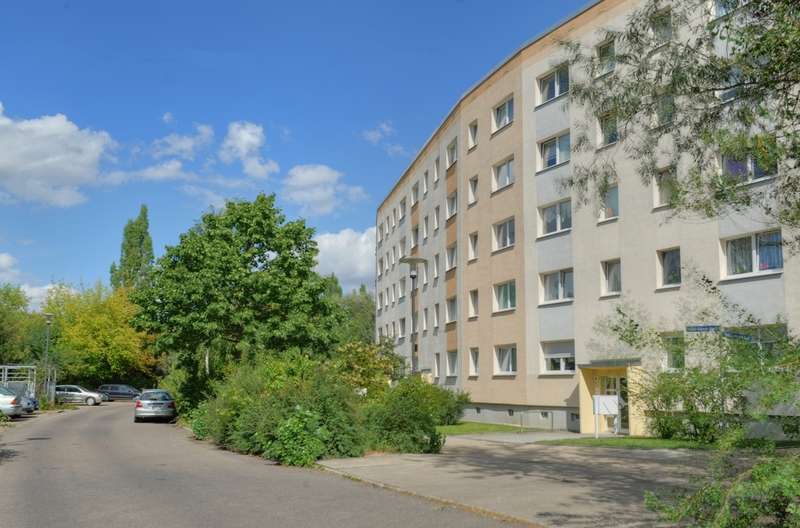 Thumbnail-Wohnung zum Mieten in Halle 360,00 € 56.98 m²