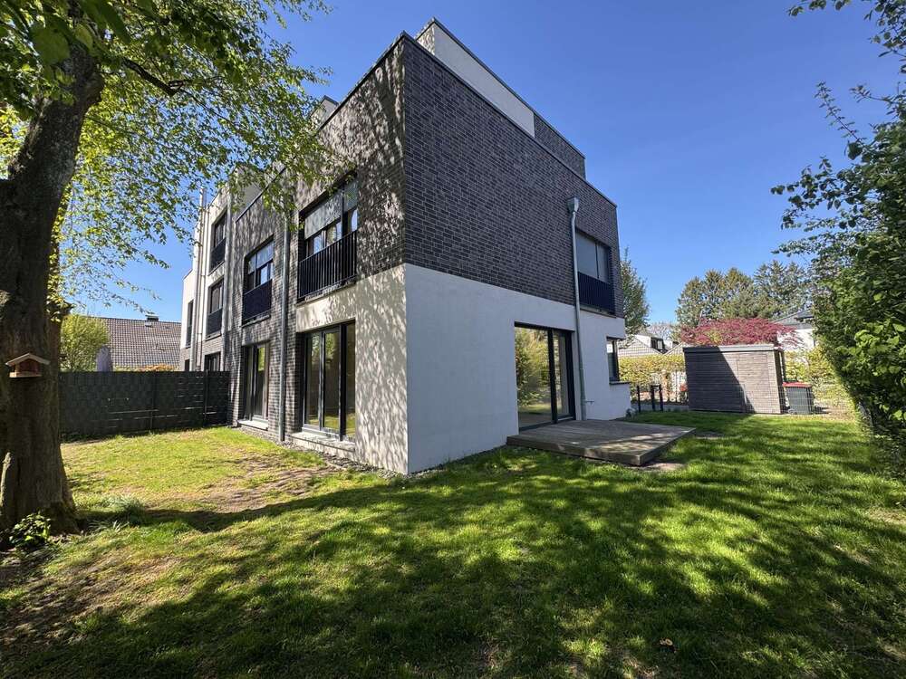 Thumbnail-Haus zum Mieten in Hamburg Volksdorf 3.750,00 € 198 m²