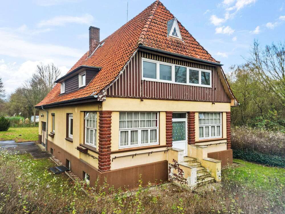 Thumbnail-Haus zum Kaufen in Hameln 240.000,00 € 194.57 m²